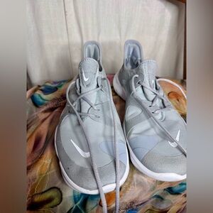 Nike Free RN 5.0 Low Runners in Gray, size 10